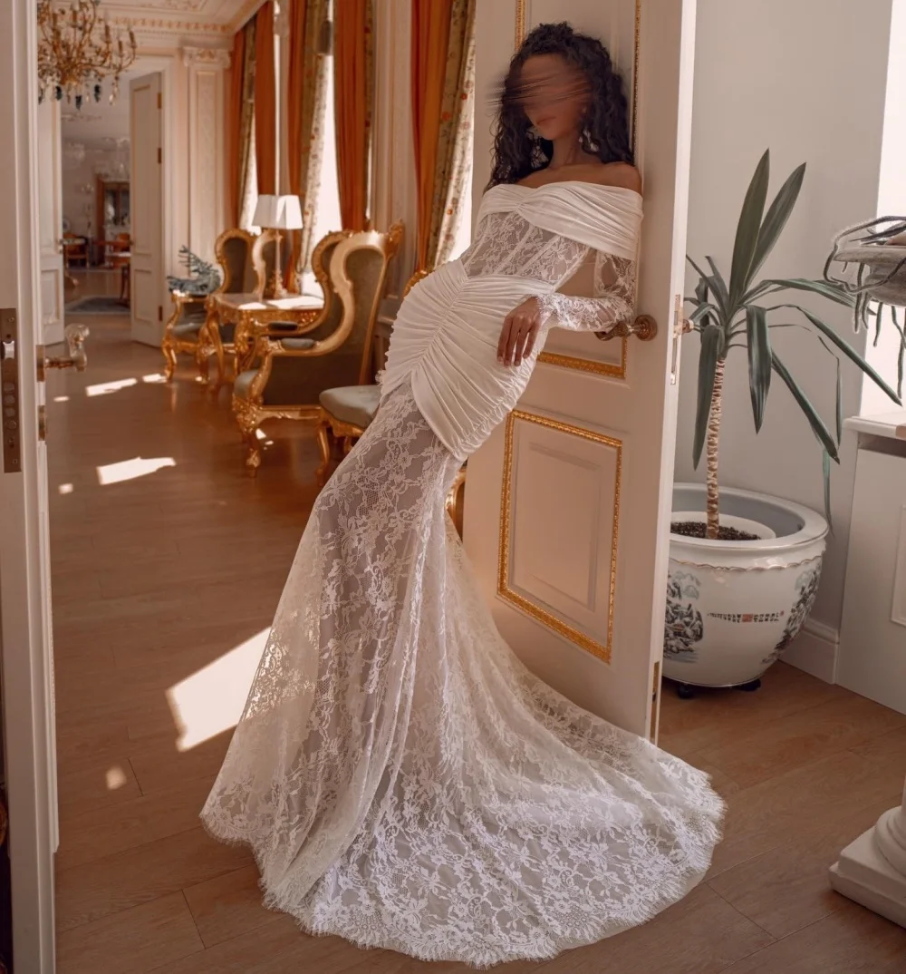 

Элегантное свадебное платье на заказ с открытыми плечами, кружевными вставками, плиссировкой, силуэта «труба», длиной в пол, в современном стиле, высокого качества