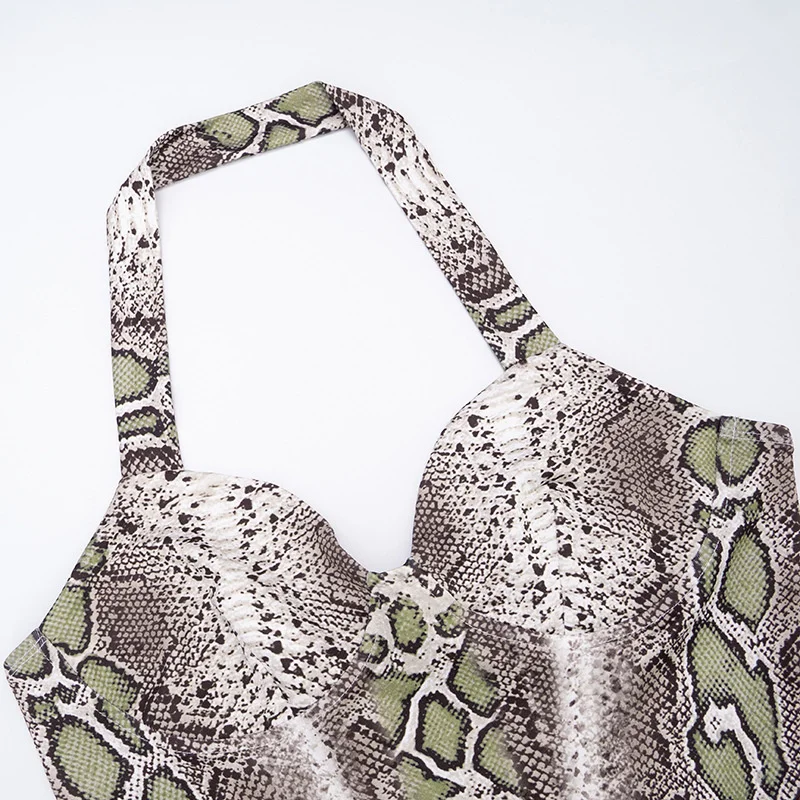 ชุดเซ็กซี่ลายหนังงู Doyerl สำหรับผู้หญิง ชุดสองชิ้นสำหรับใส่ไปเที่ยวคลับ งานปาร์ตี้ ชุดเสื้อสายเดี่ยวและกางเกงขาสั้นยาวถึงเข่าเข้าชุดกัน