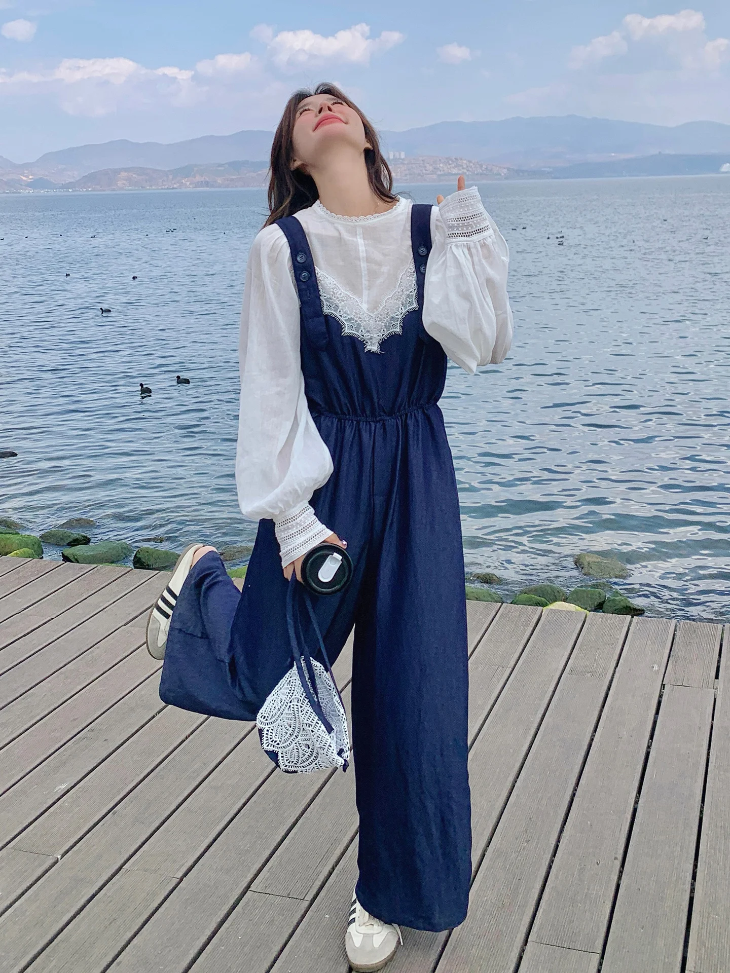 

Комплект из двух предметов: комбинезон с кружевными вставками и базовая рубашка. Женский, весенне-осенний, свободный, повседневный, уникальный, красивый, модный ансамбль.