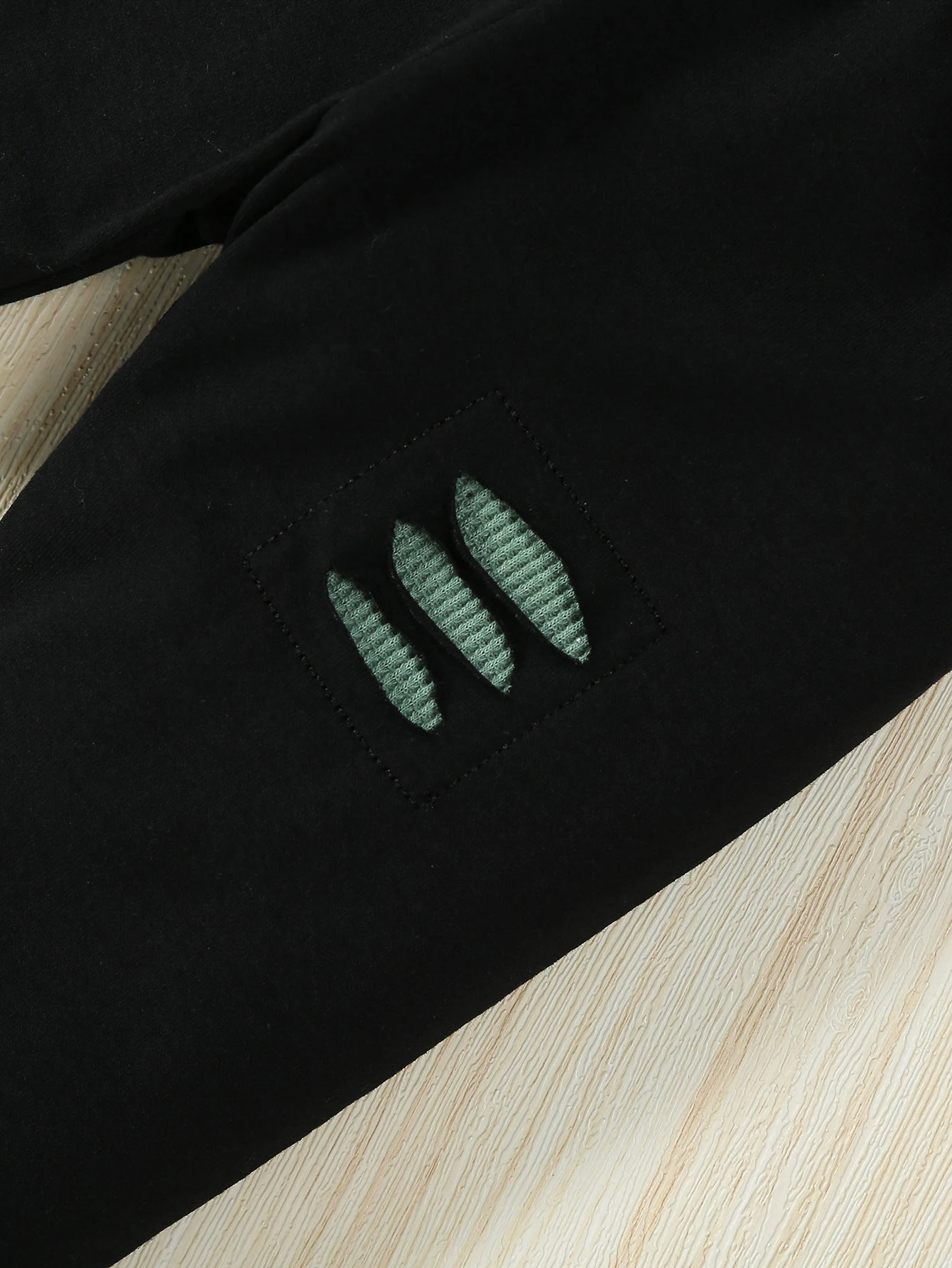 Zweiteiliges, modisches Freizeit-Set für Babys, bestehend aus einem langärmligen Strampler mit Alphabet-Motiv und einer langen Hose, ideal für Frühling und Herbst. – Detail 7