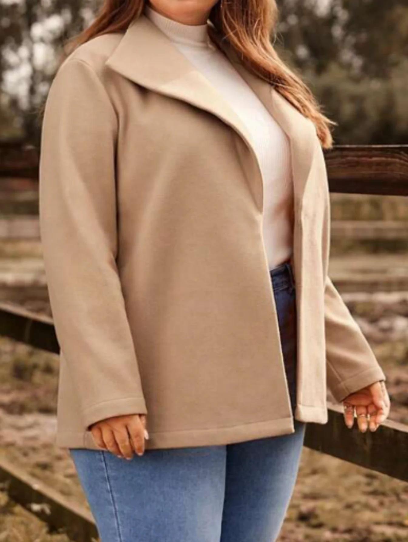 

Утолщенный шерстяной однотонный кардиган больших размеров, подходящий для осенних прогулок.