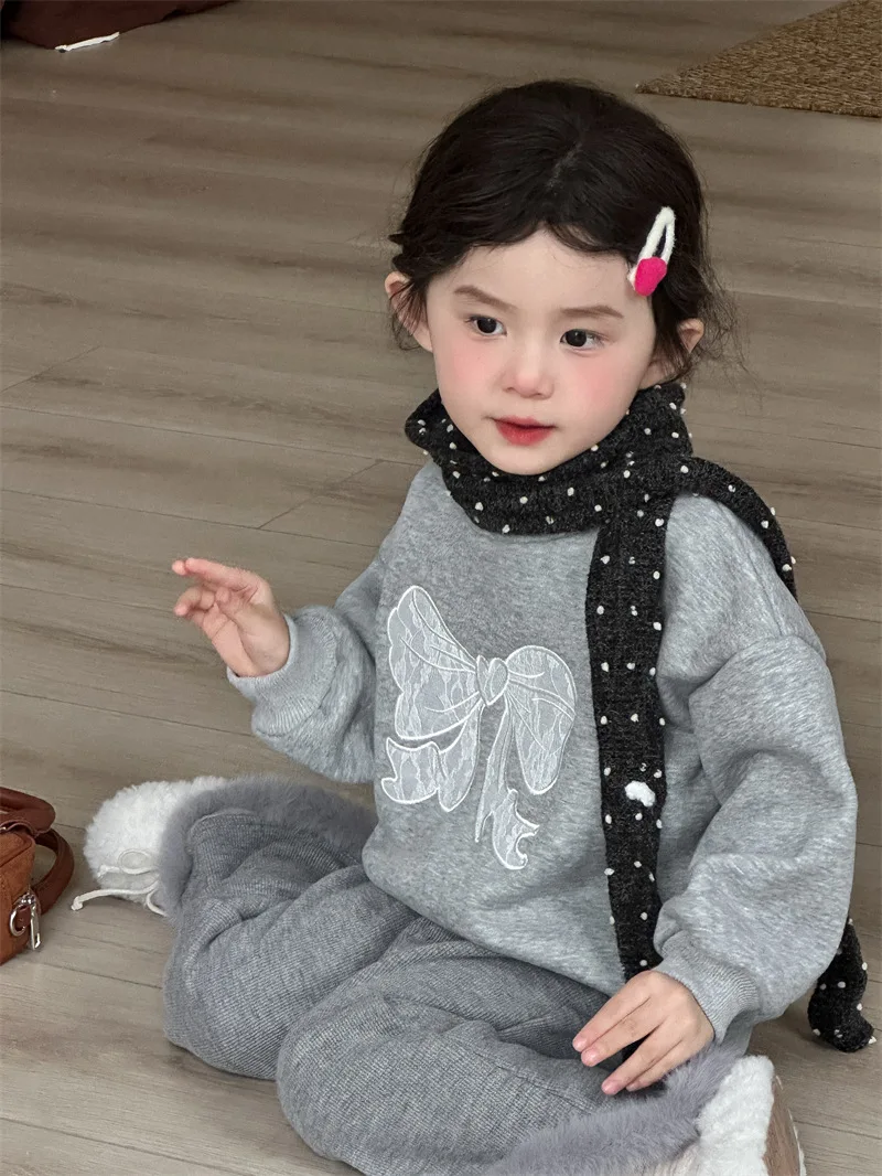 2025 شتاء النسخة الكورية الجديدة من الفتيات الدانتيل المطرزة سترة الأطفال المخملية سميكة الجولة الرقبة طويلة الأكمام