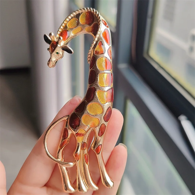 SKEDS Creative Women Girls Exquisite Cartoon Giraffe Enamel Brooch Pin New Exquisite Student Bag Clothing Badges Buckles