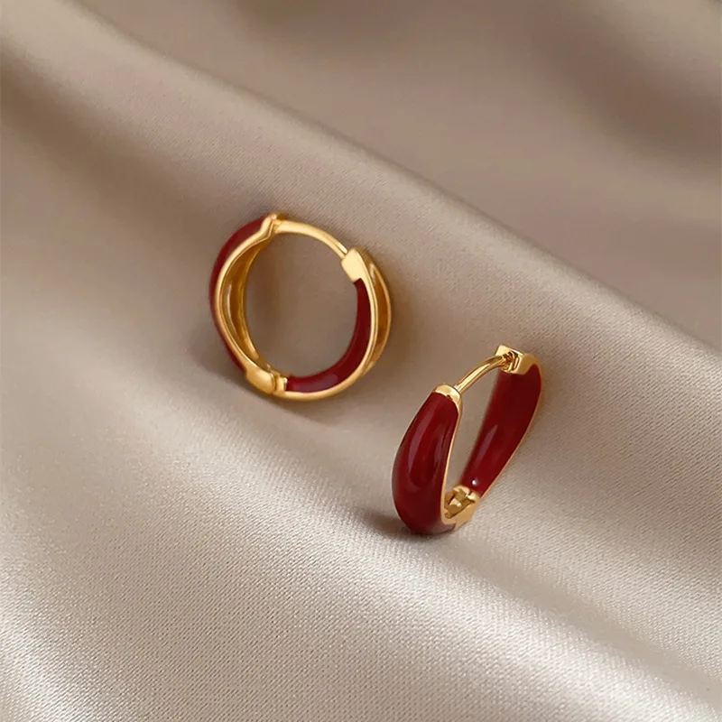 Elegantes pendientes de aro con esmalte color burdeos, pequeños aros con baño de oro de 18 quilates, ideales para el uso diario, la oficina, fiestas, bodas y como regalo.