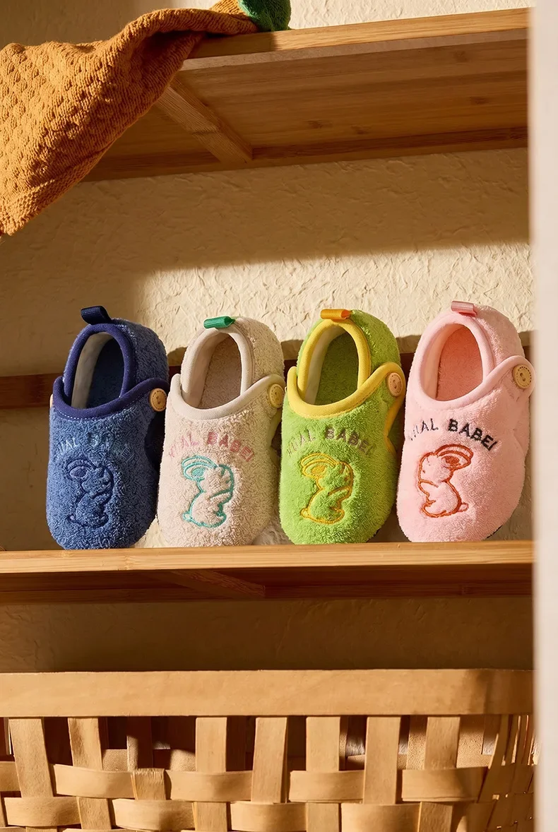 2026 Neue Kinderhausschuhe, Einfarbig, Warme Winter-Hausschuhe für Kinder, Jungen und Mädchen, Plüsch-Bodenschuhe, Weiche Sohle, Rutschfeste Baumwollschuhe für drinnen – Detail 5