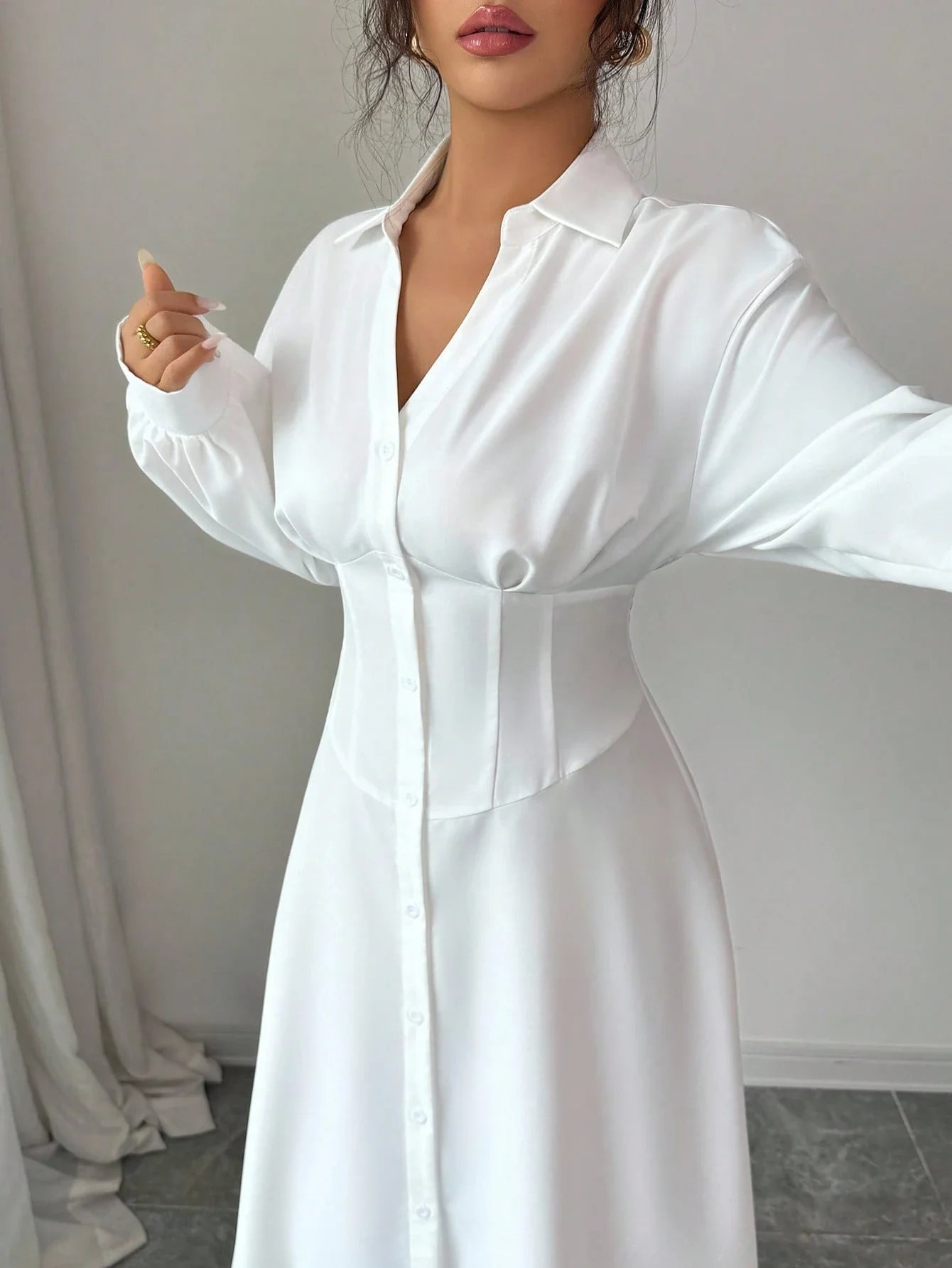 

Белое платье с длинным рукавом и воротником-рубашкой, подчеркивающее талию, для женщин