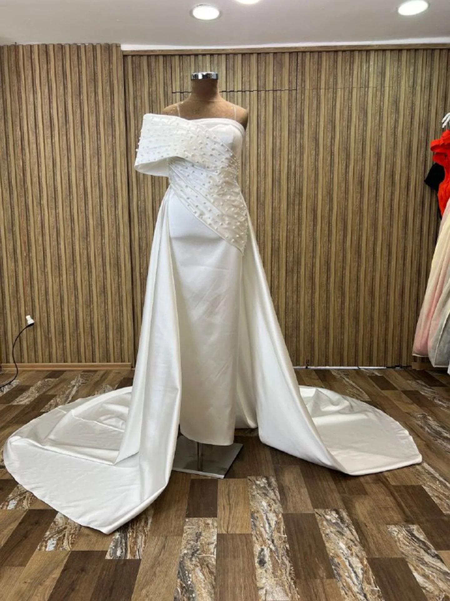 Customized Elegant And High-Quality Satin Wedding Dress With Pearl Detachable Trailing Transparent Shoulder Strap Bridal Skirt