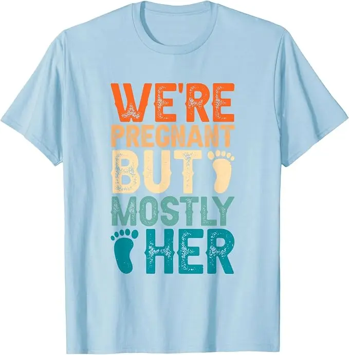 Wir sind schwanger, aber es ist hauptsächlich ihre Sache, Paar-Schwangerschaftsankündigungs-T-Shirt, Y2k-T-Shirt mit Grafik für den ersten Papa und die erste Mama, personalisiert – Detail 14