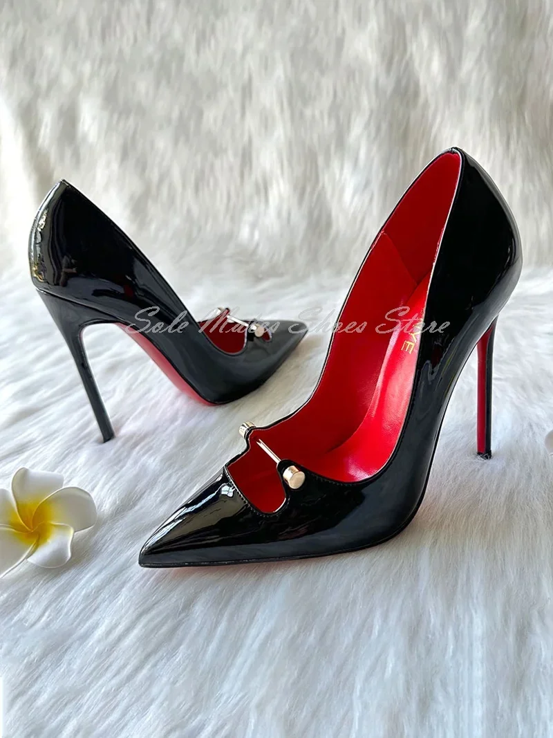 Sexy hohle Lackleder-Pumps, Stilettos, Eisenstangen-Design, schwarze Hochzeitsschuhe, rotes Futter, spitze Zehen, Damen-Bankettkleidschuhe