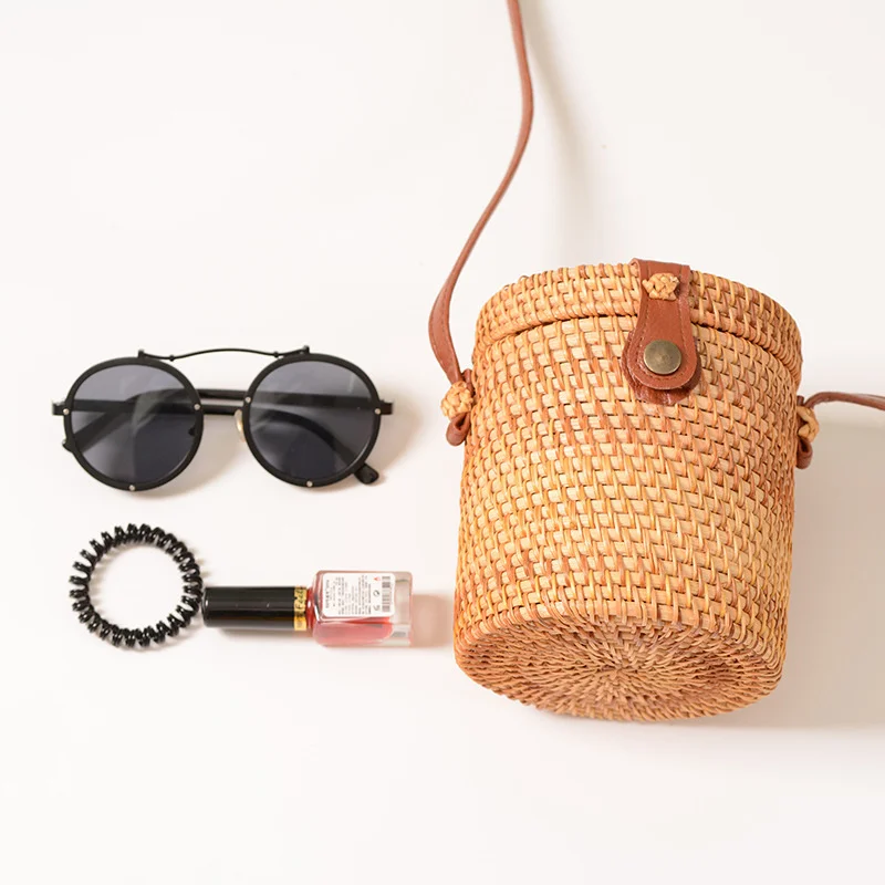 

Woven Rattan Ladies' Accessory Handcrafted Rattan Bucket Pouch for Eyewear Miniature Braided Leather Clasp Carrier for Mobile