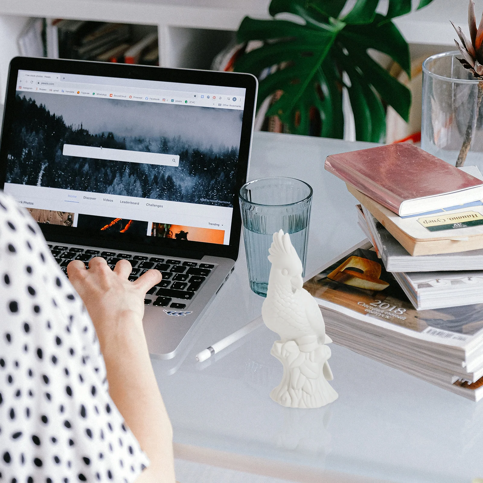 

1Pcs White Ceramic Parrot Decorative Artware Handicraft Desktop Sculpture Home Office Furnishing Adornment Elegant Ornament