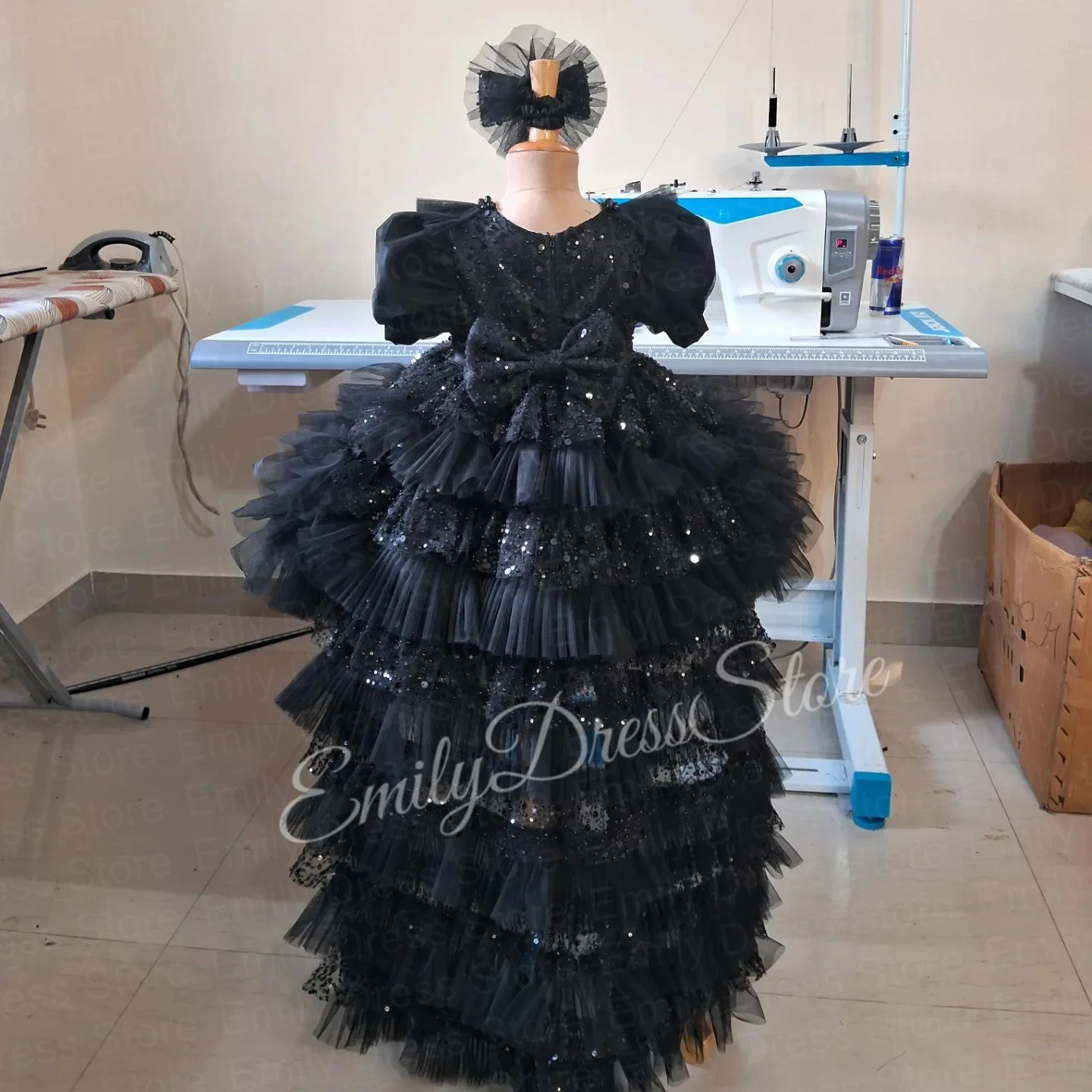 カスタマイズされたロイヤルブルーフラワーガールドレス結婚式用ベビーレイヤードビーズチュールスパンコール真珠子供の誕生日パーティー幼児ガウン