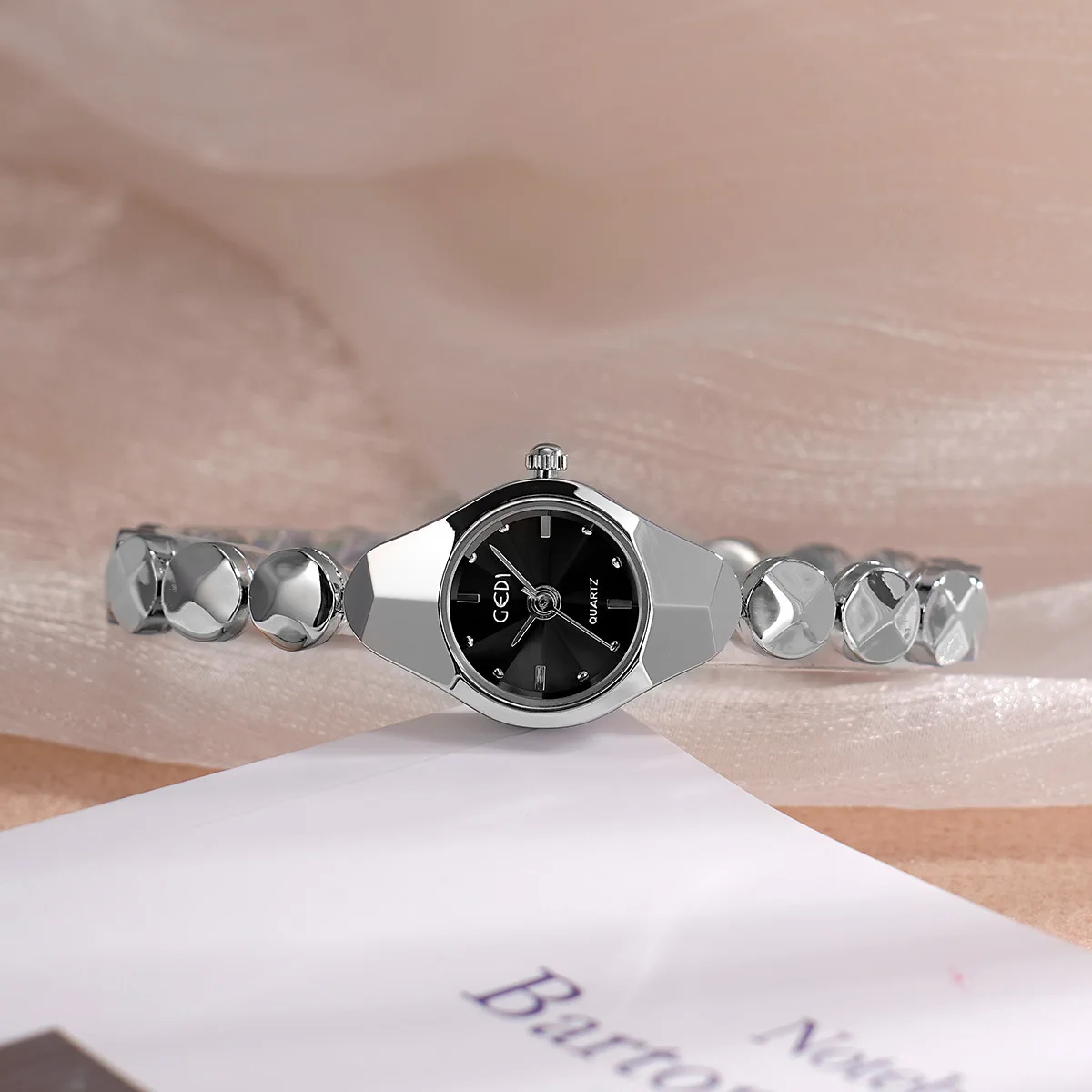 Exquisite small round dial fashionable high-end versatile bracelet watch waterproof ladies quartz watch
