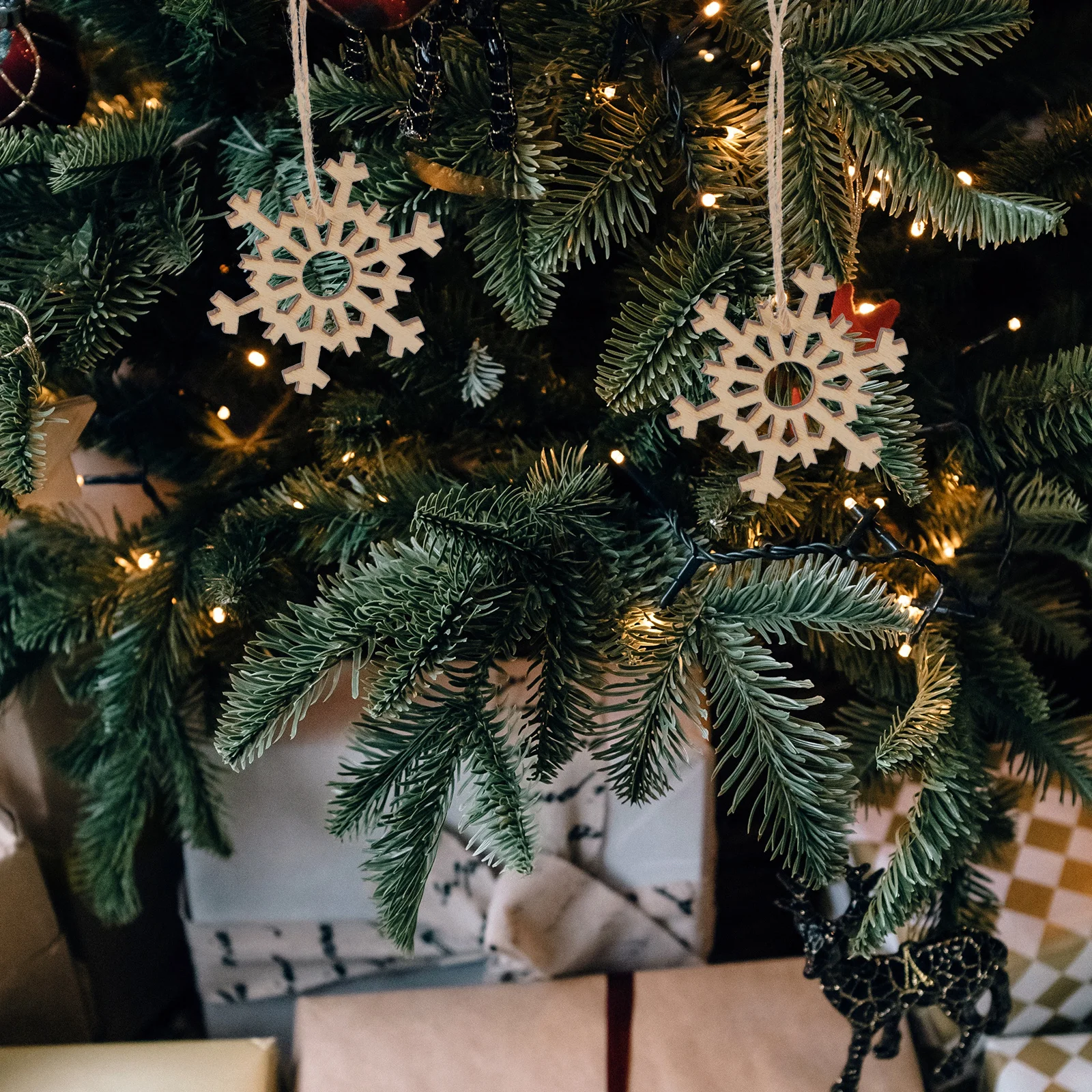 

1Set Wooden Snowflake Hanging Ornaments Xmas Tree Decor Christmas Party Decoration Reusable Festive Ornament for Shopping Mall