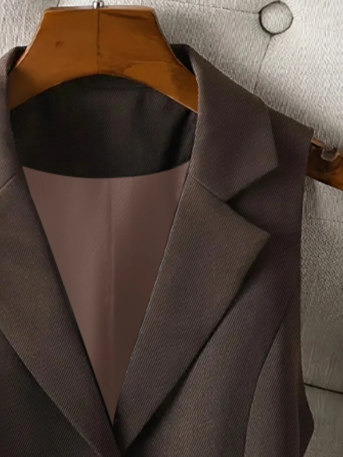 เสื้อกั๊กสูทผู้หญิงสไตล์วินเทจ สีน้ำตาล แบบสั่งตัด ไม่มีแขน ปกเสื้อแบบลาペル ดีไซน์กระดุมเข้ารูป เหมาะสำหรับใส่ทำงานประจำวัน สวมใส่สบาย ดีไซน์พับได้ทุกแบบ