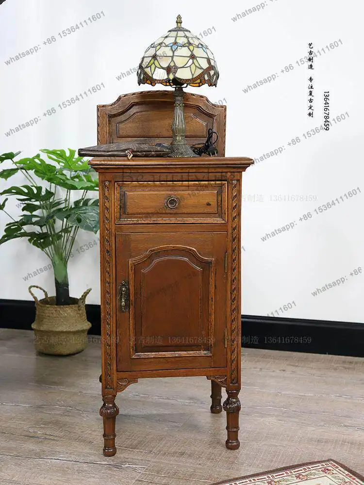 

Гостиная из цельного дерева, ретро, ностальгическая сторона, несколько прикроватных тумбочек, студийный реквизит для кино и телевидения