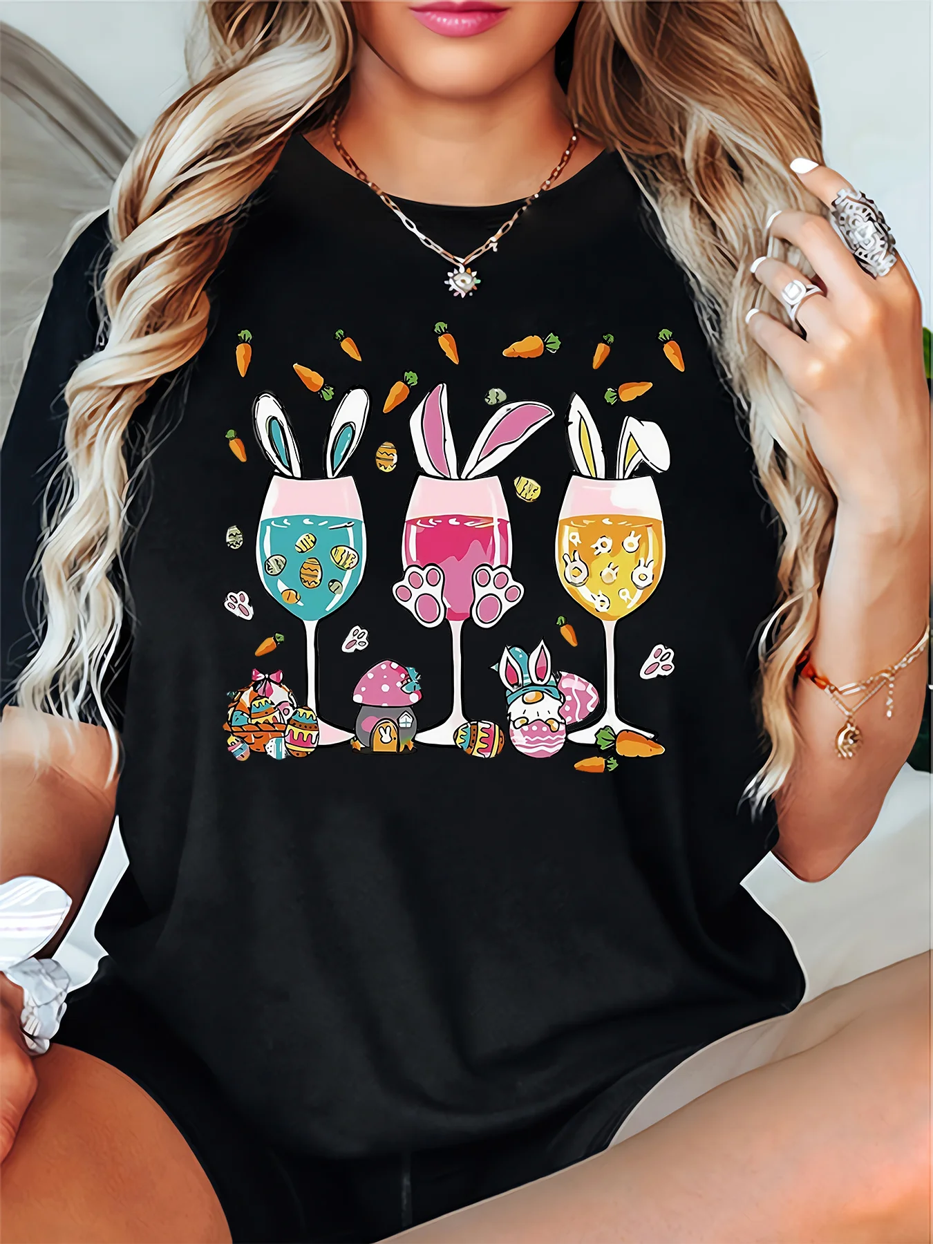 Camiseta blanca y negra para mujer, estampada con tres copas de vino exquisitamente decoradas, con un lindo conejo de Pascua.