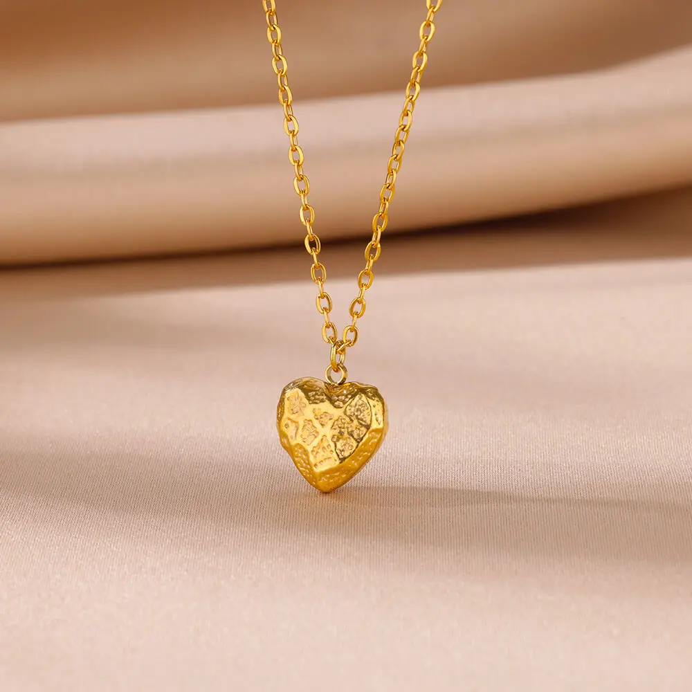 قلادات من الفولاذ المقاوم للصدأ للنساء ، قلادات قلب مجعدة ، جمالية بلون ذهبي ، إكسسوارات مجوهرات مقاومة للماء ، هدية لها