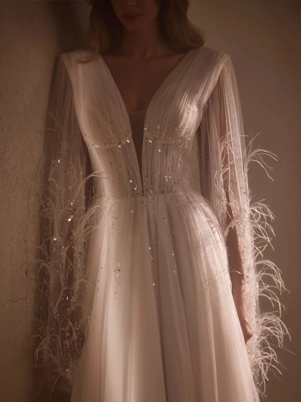 

Ivory Shiny Beaded A-line Wedding Dress Dreamy Feathers Long Sleeve Bridal Gown New Customized Modern V-neck Dresses For Bride