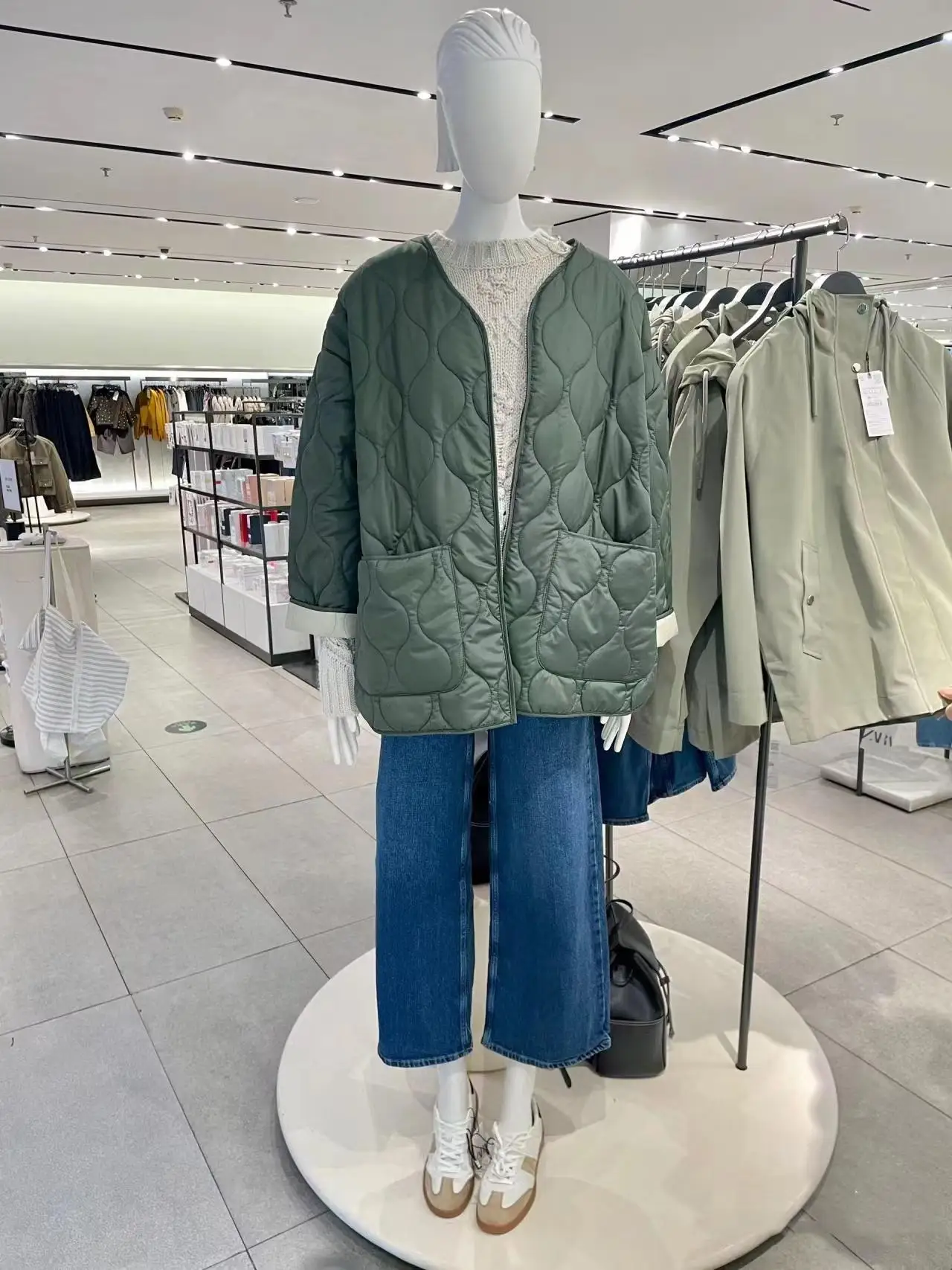 

Новая осенне-зимняя женская повседневная легкая длинная хлопковая куртка-джате, верхняя одежда, простой дизайн, молния из полиэфирного волокна...