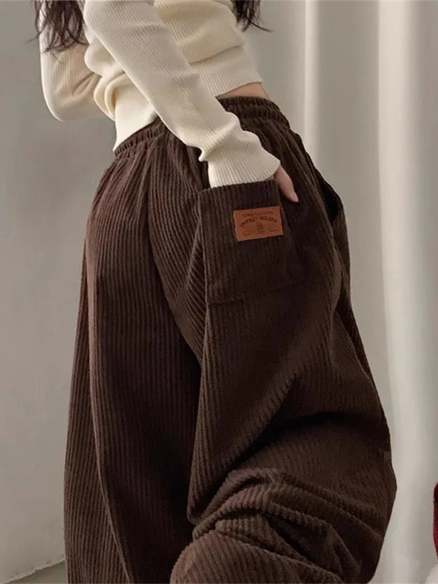 

Gagarich Ретро персонализированные задние карманы наклейки бархатные повседневные брюки женские зима 2025 новые широкие брюки с эластичной резинкой на талии