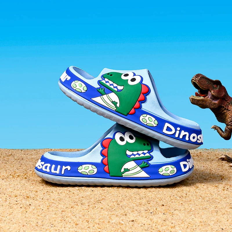 

A pair of children's cartoon dinosaur flip-flops with EVA anti-slip soft sole for outdoor, casual and beach use. Model: HT-H2405