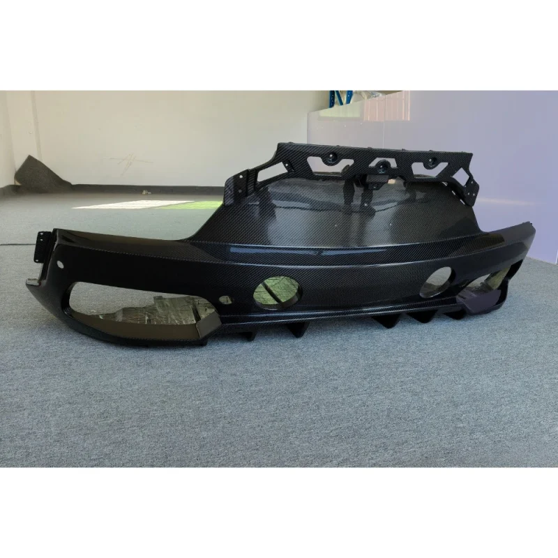 

Стильный задний диффузор из сухого карбона для тюнинга и модификации Maserati MC20