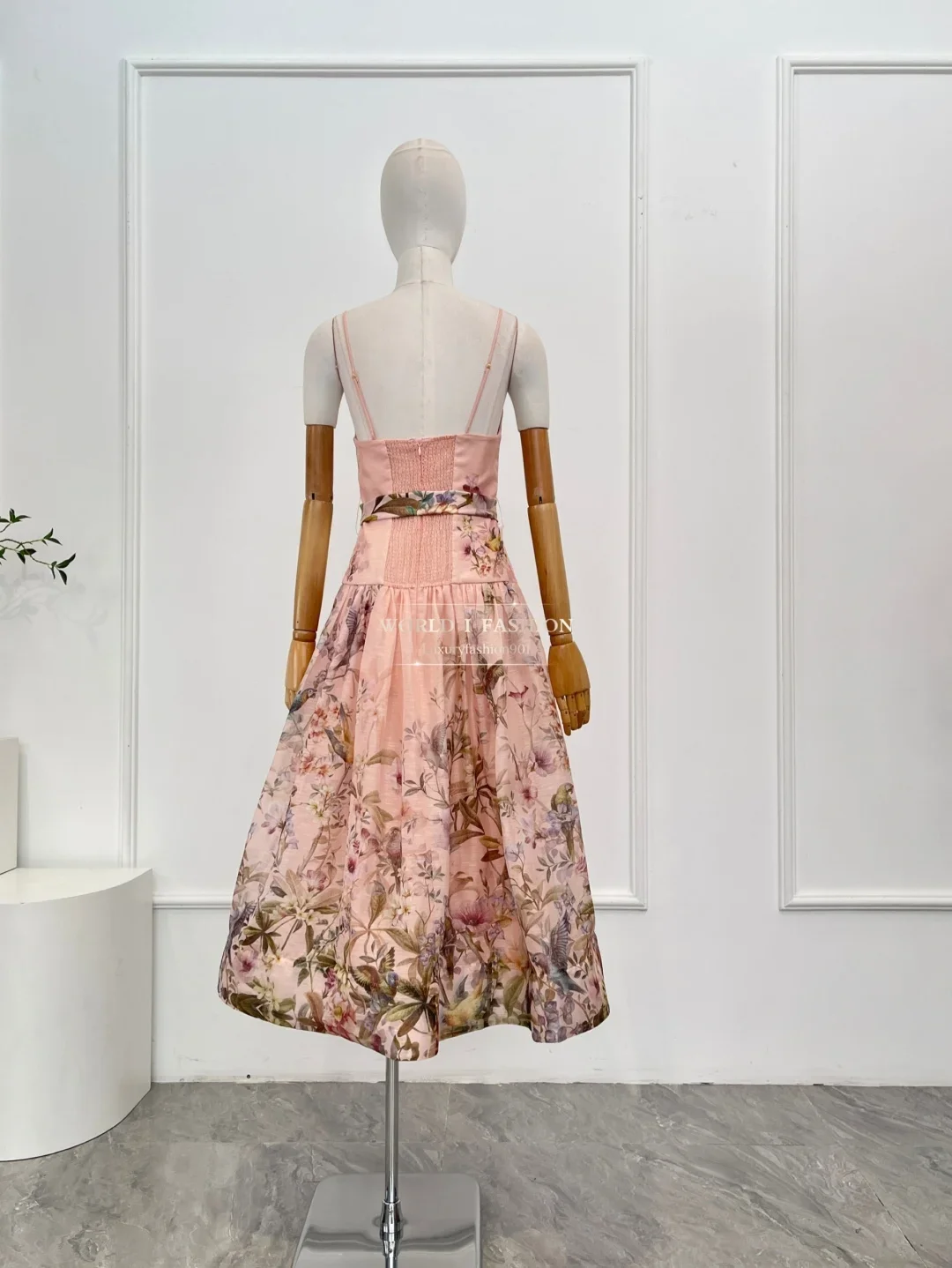 Vestido midi sin espalda sin mangas con estampado de pájaros florales rosas para mujer nuevo diseño