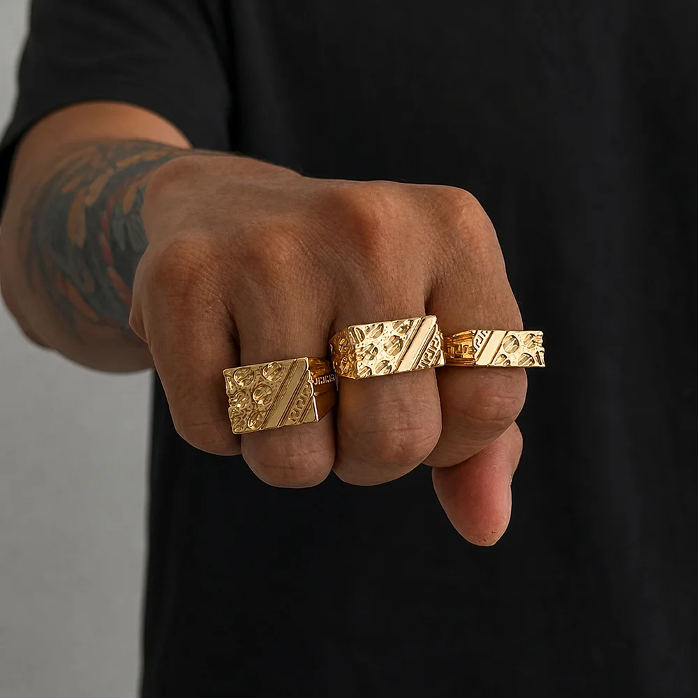 3-teiliges Ring-Set in Gold- und Silberfarbe, geometrisches Design, diagonale Streifen, quadratische Form, Schmuck, strukturierte, geprägte Ringe für Herren. – Detail 1