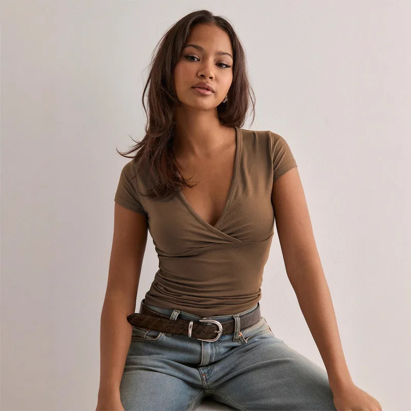 Letnia koszulka damska z głębokim dekoltem w serek, seksowna, codzienna, wygodna, bawełniana, modna bluzka damska na lato 2025.