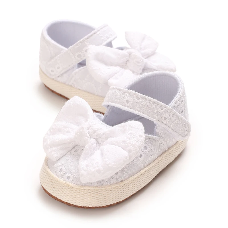 A Set of Adorable Baby Footwear Featuring a Charming Flower Pattern, Ideal for Both Indoor And Outdoor Use, Designed to Prevent