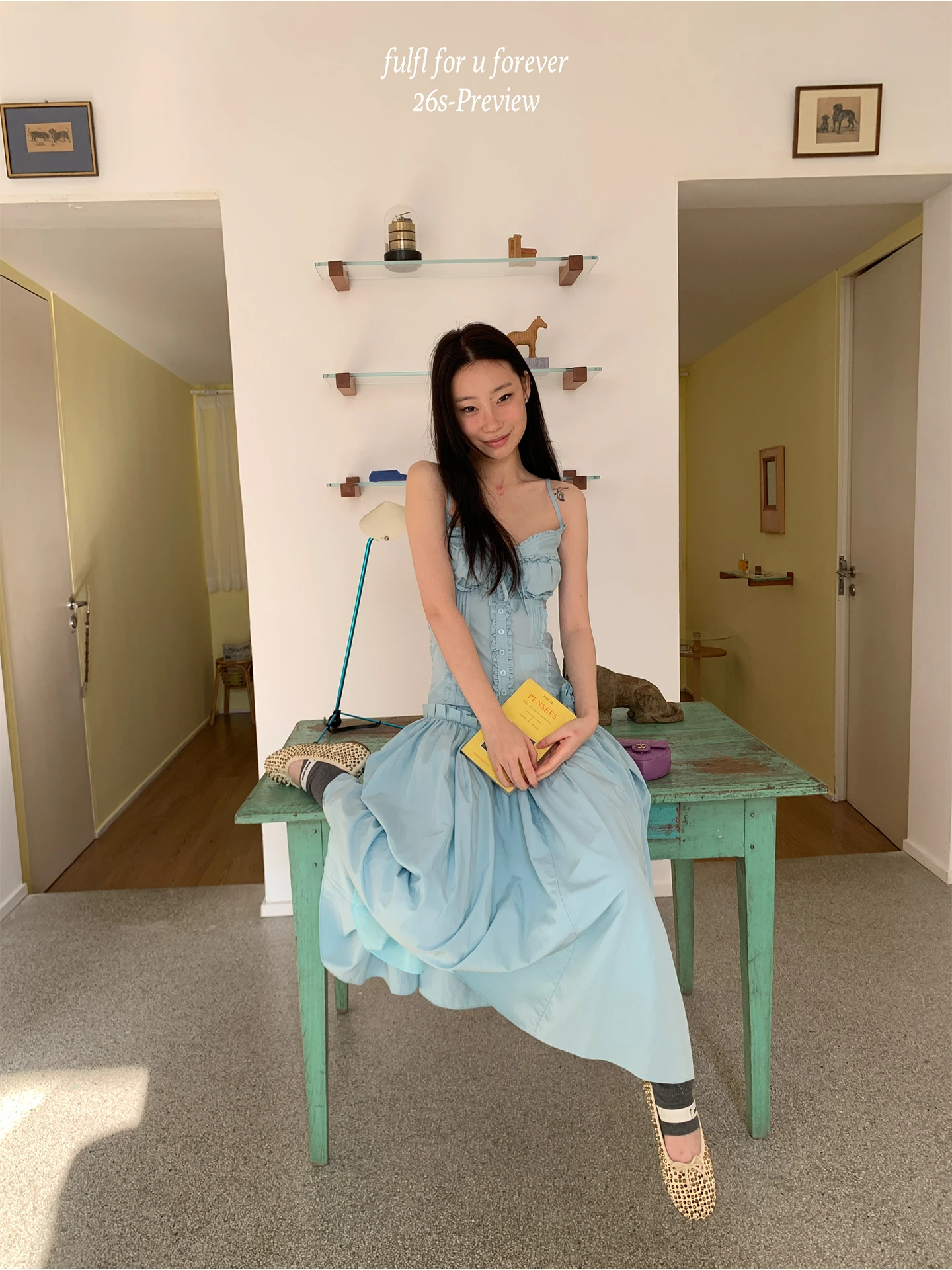 

Женский весенний новый комплект из двух предметов: топ с деревянными элементами и поясом для утяжки талии, а также пышная юбка-солнце с цветочным узором.