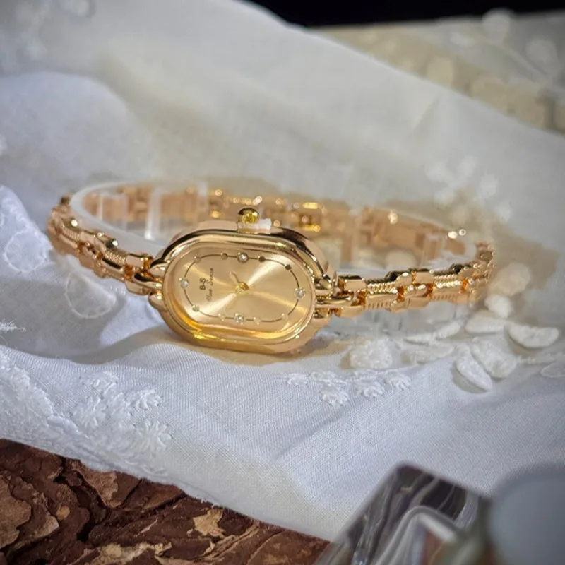 

Винтажные женские часы с маленьким овальным циферблатом, золотой браслет, роскошные модные простые темпераментные элегантные универсальные женские кварцевые часы