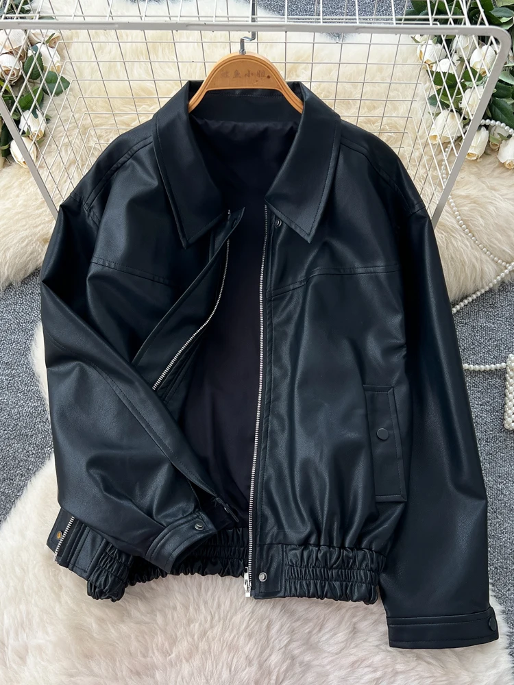 เสื้อแจ็คเก็ตหนัง PU สไตล์อเมริกันย้อนยุคสำหรับผู้หญิง ทรงหลวม ช่วยพรางหุ่น สวมใส่สบาย ปกเสื้อพับได้ แฟชั่นเสื้อนอกสุดฮิตสำหรับฤดูใบไม้ร่วง