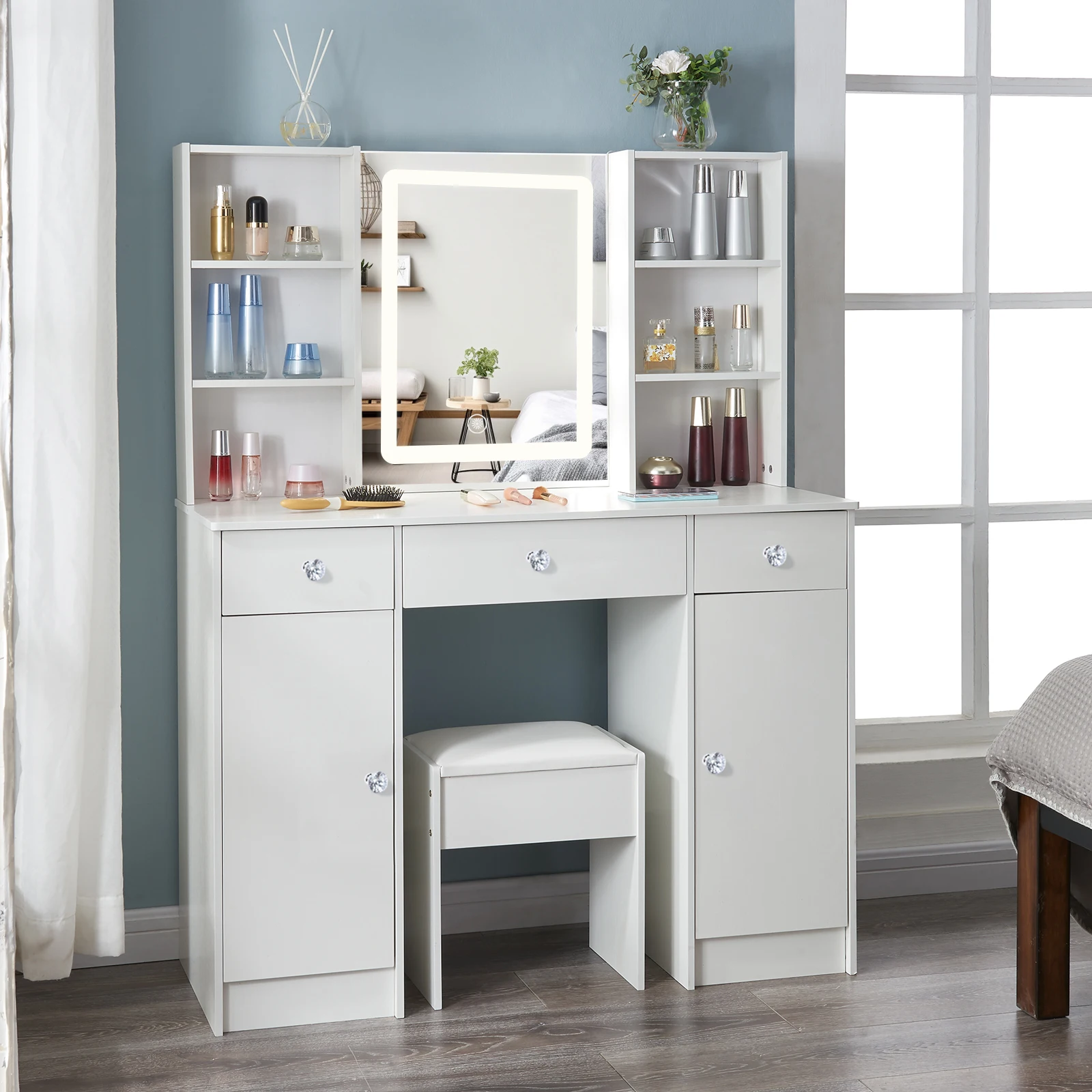 【صفقات 11.11، عروض الجمعة السوداء 2025】طاولة تزيين بيضاء مع مرآة ذكية بإضاءة LED ومكتب مكياج للزينة