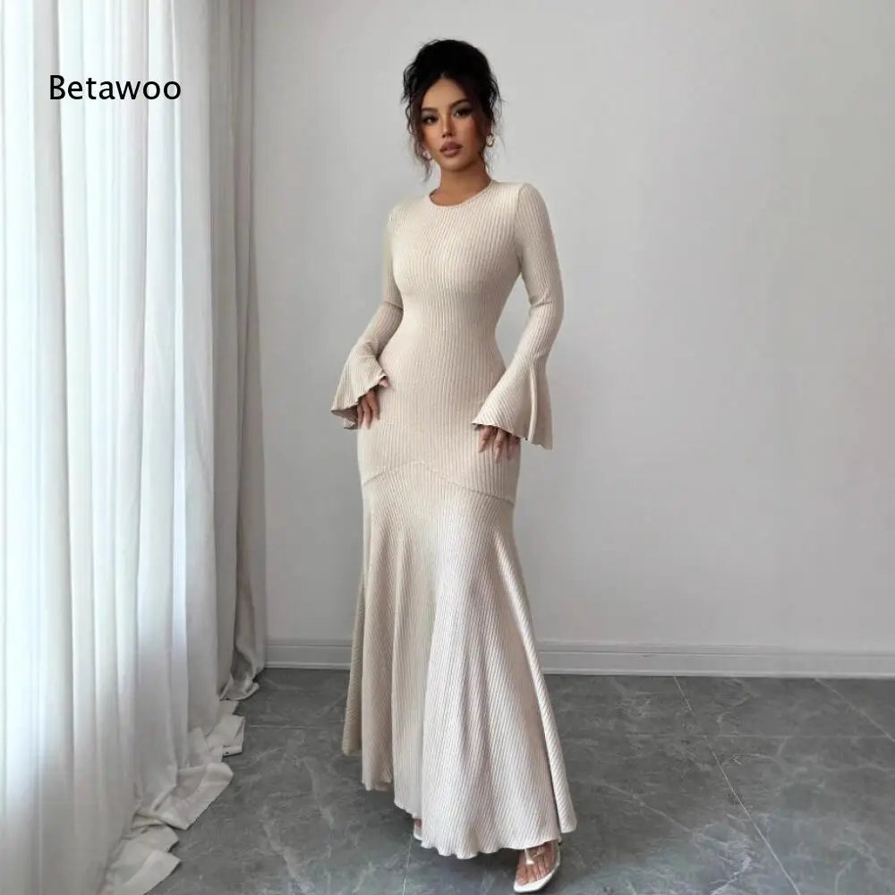 Elegantes beiges Strickkleid im Meerjungfrauenstil mit ausgestellten Ärmeln