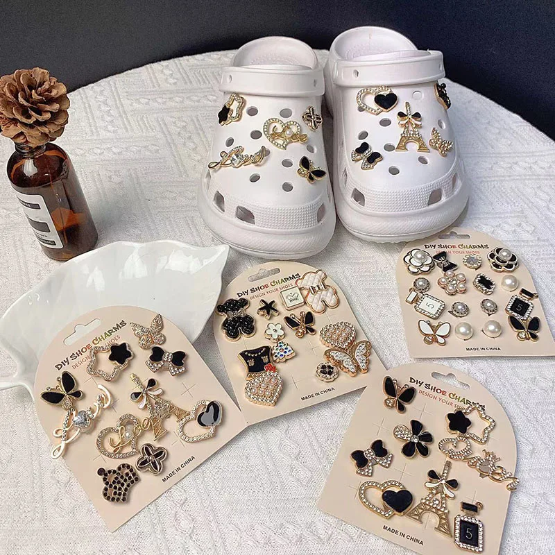 Dijes de zapatos Croc para niña, conjunto de sandalias, sandalias, zapatillas, decoración personalizada, regalo de fiesta, torre de oso, mariposa, blanco y negro, moda