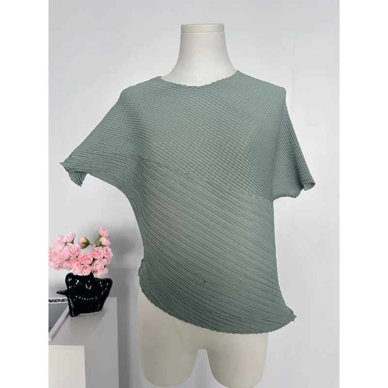 

Новая однотонная шикарная футболка Miyake с плиссированной талией и короткими рукавами, свободные тонкие топы с круглым вырезом, повседневная эластичная женская одежда 2025
