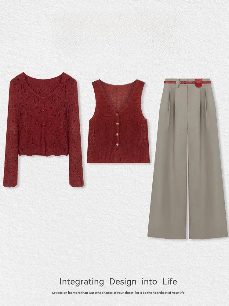 

Женский модный комплект из двух предметов: ажурный вязаный топ с длинными рукавами и брюки с широкими штанинами. Весенняя коллекция.