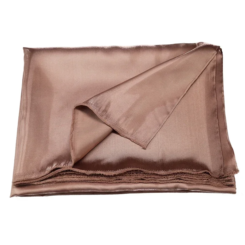 白いクリスタルシルク縫製のイブニングドレス、サテンの水光沢サテンウェディングドレス、シルクの硬い生地、リキッドメタルデザイナー生地