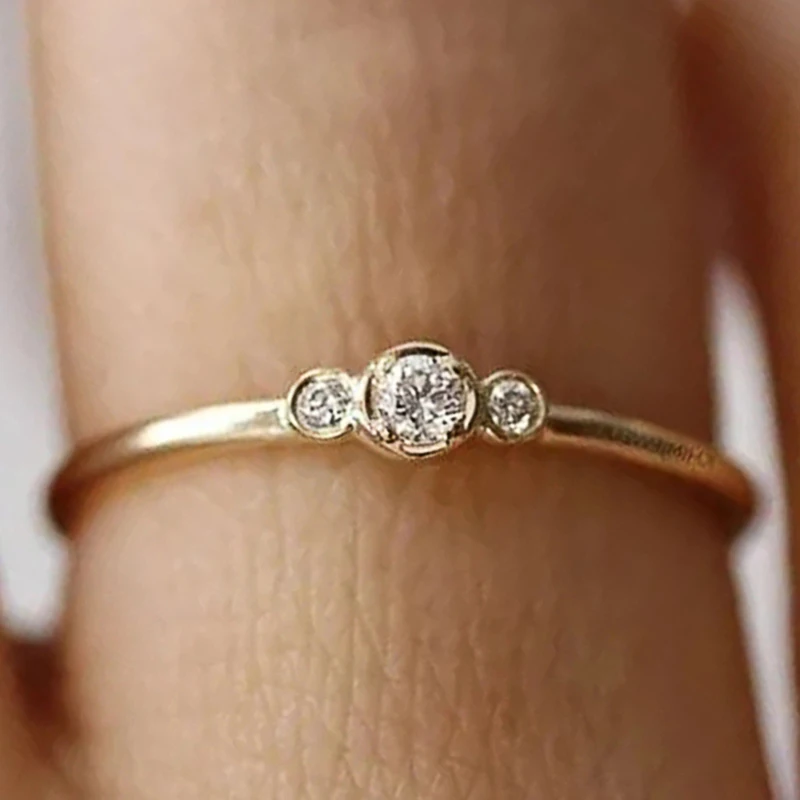 Huitan Minimalistischer goldfarbener dünner Ring für Damen mit Zirkonia, für den täglichen Gebrauch, exquisites Accessoire, Statement-Schmuck