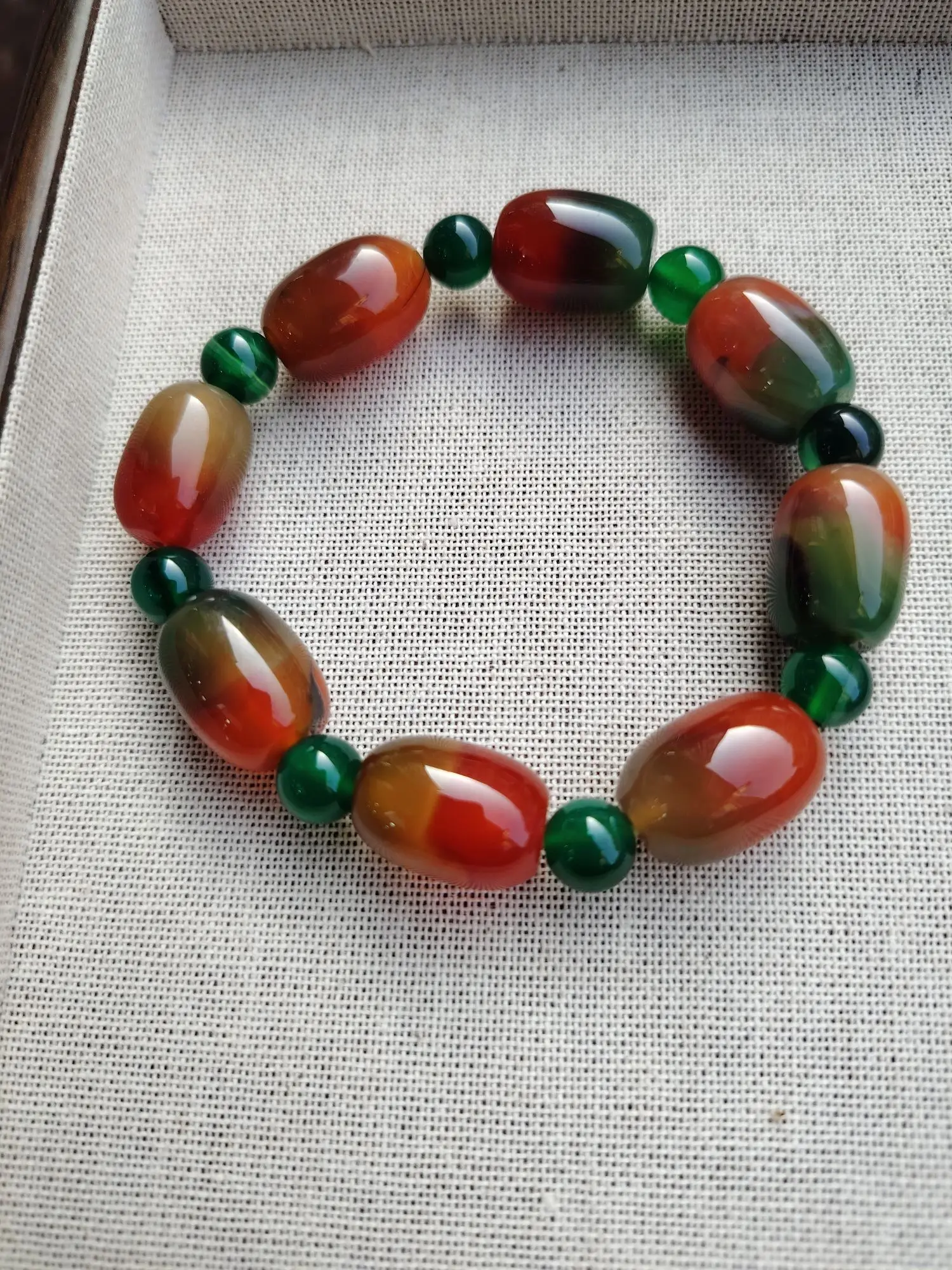 

The exquisite Manau Road Through bracelet symbolizes smooth sailing. It is a ladies' bracelet that can be given to family