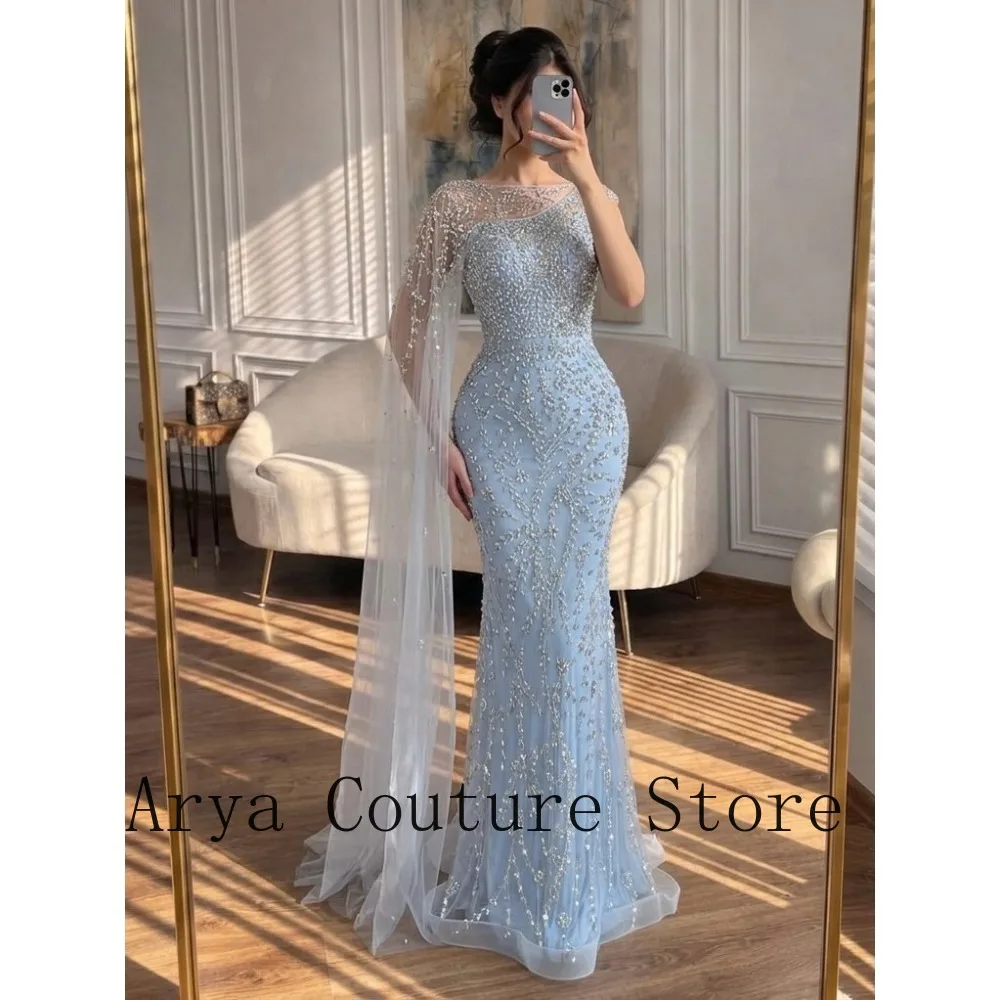 Eisblaues Meerjungfrauen-Abendkleid mit U-Boot-Ausschnitt, transparenten Mesh-Einzelärmeln, vollständiger Strass-Verzierung und Stickerei, figurbetont, mit Schleppe, im Feen-Stil