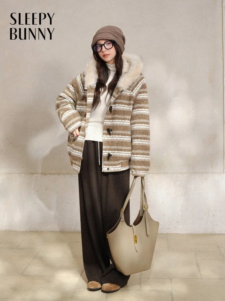 เสื้อโค้ทสั้นมีฮู้ดลาย Fair Isle สำหรับผู้หญิง สวมใส่สบาย ลายทาง เสื้อแจ็คเก็ตฤดูหนาว ติดกระดุมแบบ Toggle ให้ความอบอุ่น สไตล์ลำลองสบายๆ สำหรับใส่ในชีวิตประจำวันและเดินเล่น