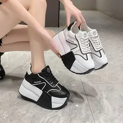 Scarpe da papà rialzate con fondo spesso piccolo primavera 2024 da donna nuove scarpe sportive Casual abbinate a Muffin da donna