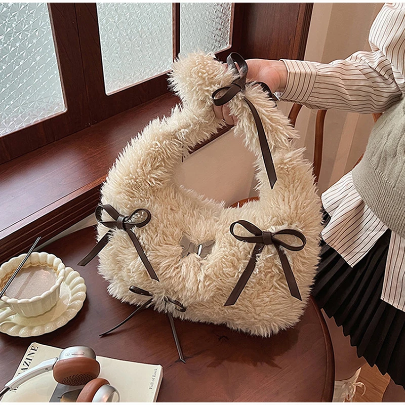 Flauschige Hobo-Schultertasche aus Kunstfell mit Schleife, minimalistische, lässige Handtasche mit Tragegriff für Damen, weiche Plüsch-Pendler-Tragetasche, Herbst/Winter – Detail 3