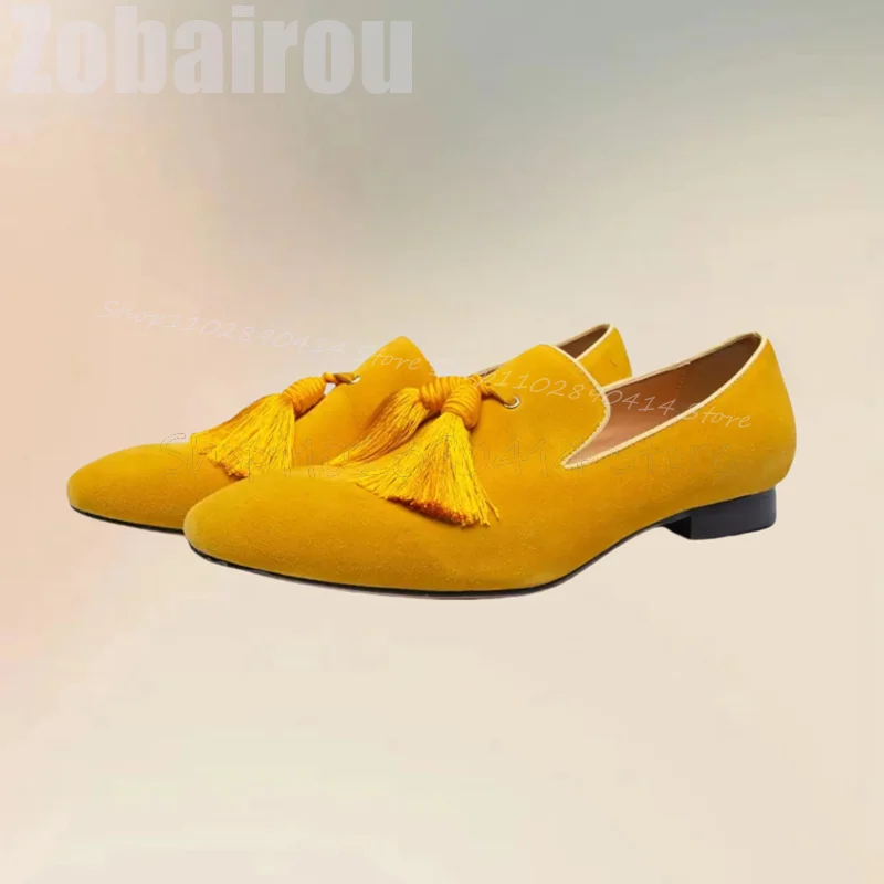 Mocassini da uomo bassi in pelle scamosciata con decorazioni con nappe gialle Moda slip on scarpe da uomo di lusso fatte a mano per banchetti per feste da ufficio scarpe casual da uomo