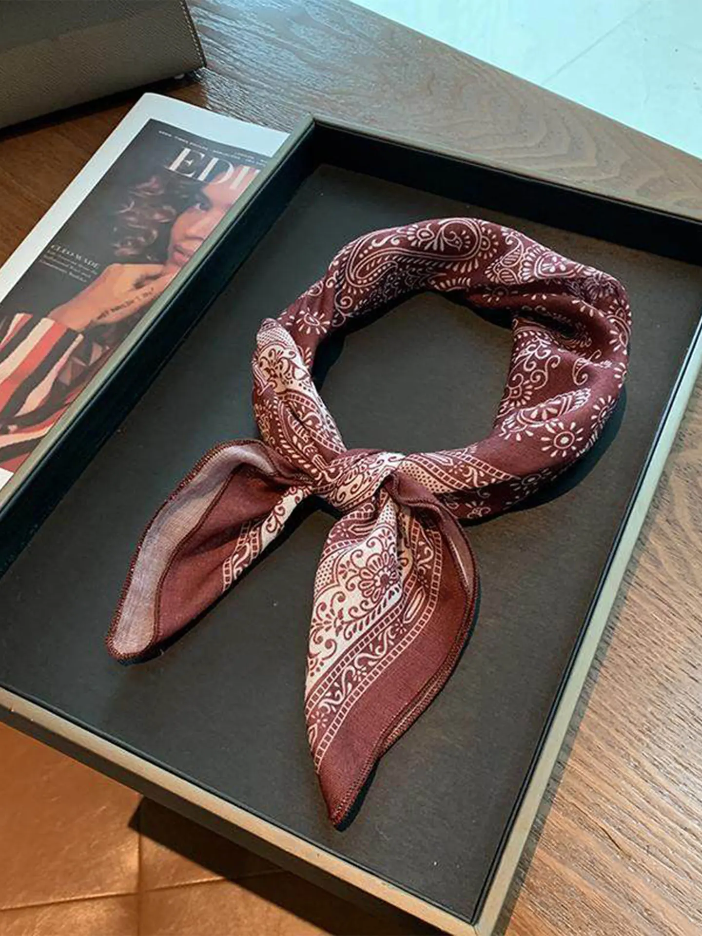 nouveau-foulard-carre-artistique-rouge-angola-pour-femme-2026-–-sensation-haut-de-gamme-motif-fleur-de-cachemire-rouge-protection-du-cou