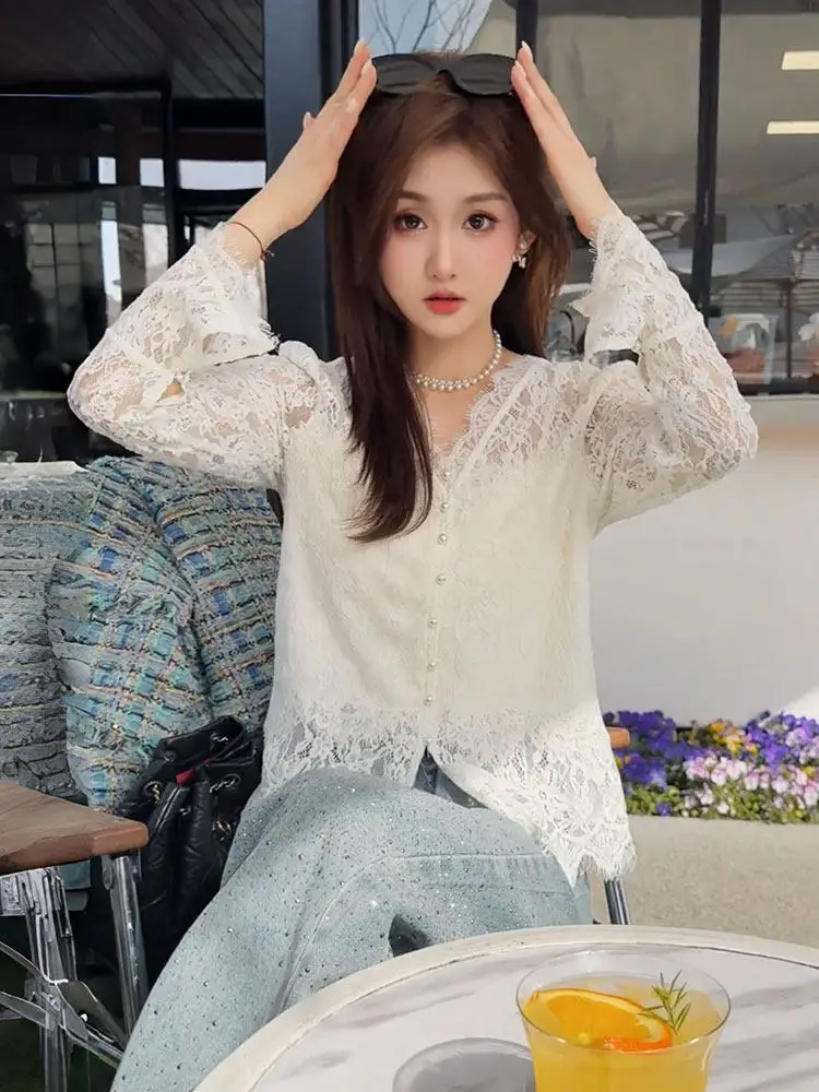

Корейская женская блузка с V-образным вырезом и вышивкой, модная новинка весны 2026, элегантный универсальный топ с коротким рукавом