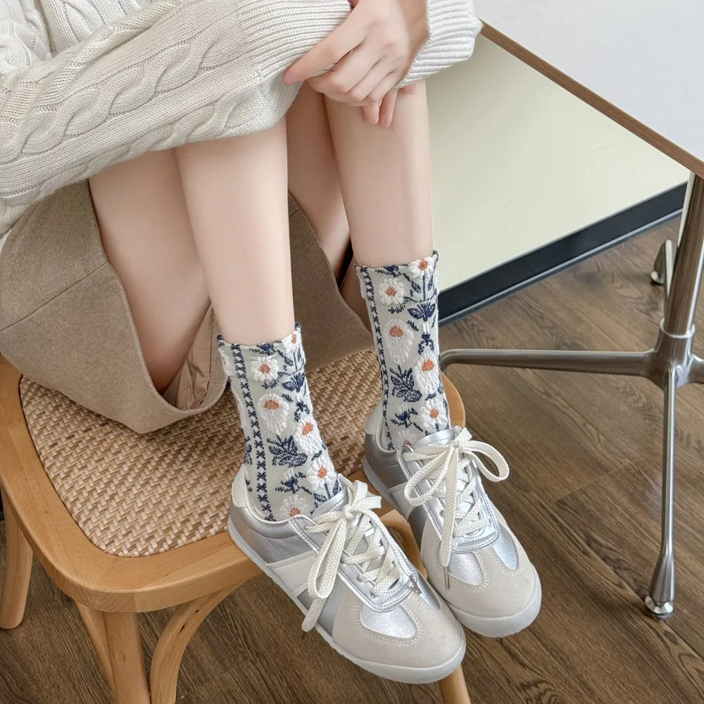 Korean Flower Retro Wind Socks Medium Tube Women's  New Sweet Medium Tube Socks Breathable, Cute and Simple